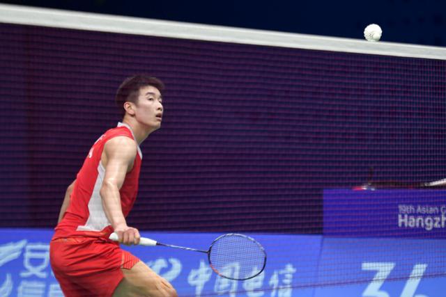 星空体育-李诗沣2-1惊险击败梁峻豪，晋级中国香港羽毛球公开赛男单四强