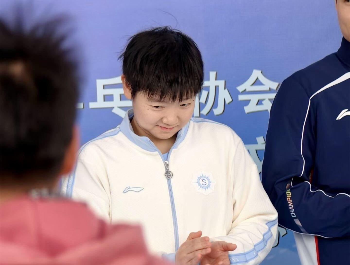 星空体育app-国乒亮相剑指亚洲杯!孙颖莎欢乐笑弯腰,王曼昱合影一脸严肃